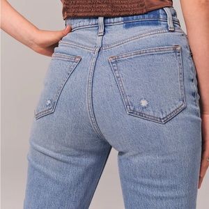 Abercrombie 90s Ultra High Rise Straight Jeans in Light Wash with Split Hem